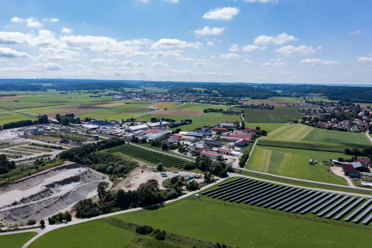 Fuchstal mit der PV-Freiflächenanlage und dem kommunalen Windpark (Foto: VG Fuchstal).