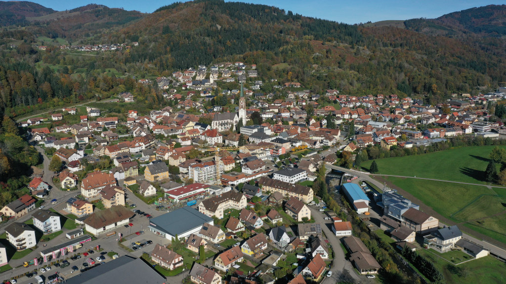 Schönau mit seinen zahlreichen Photovoltaikdachanlagen von oben (Foto: Stadt Schönau im Schwarzwald).