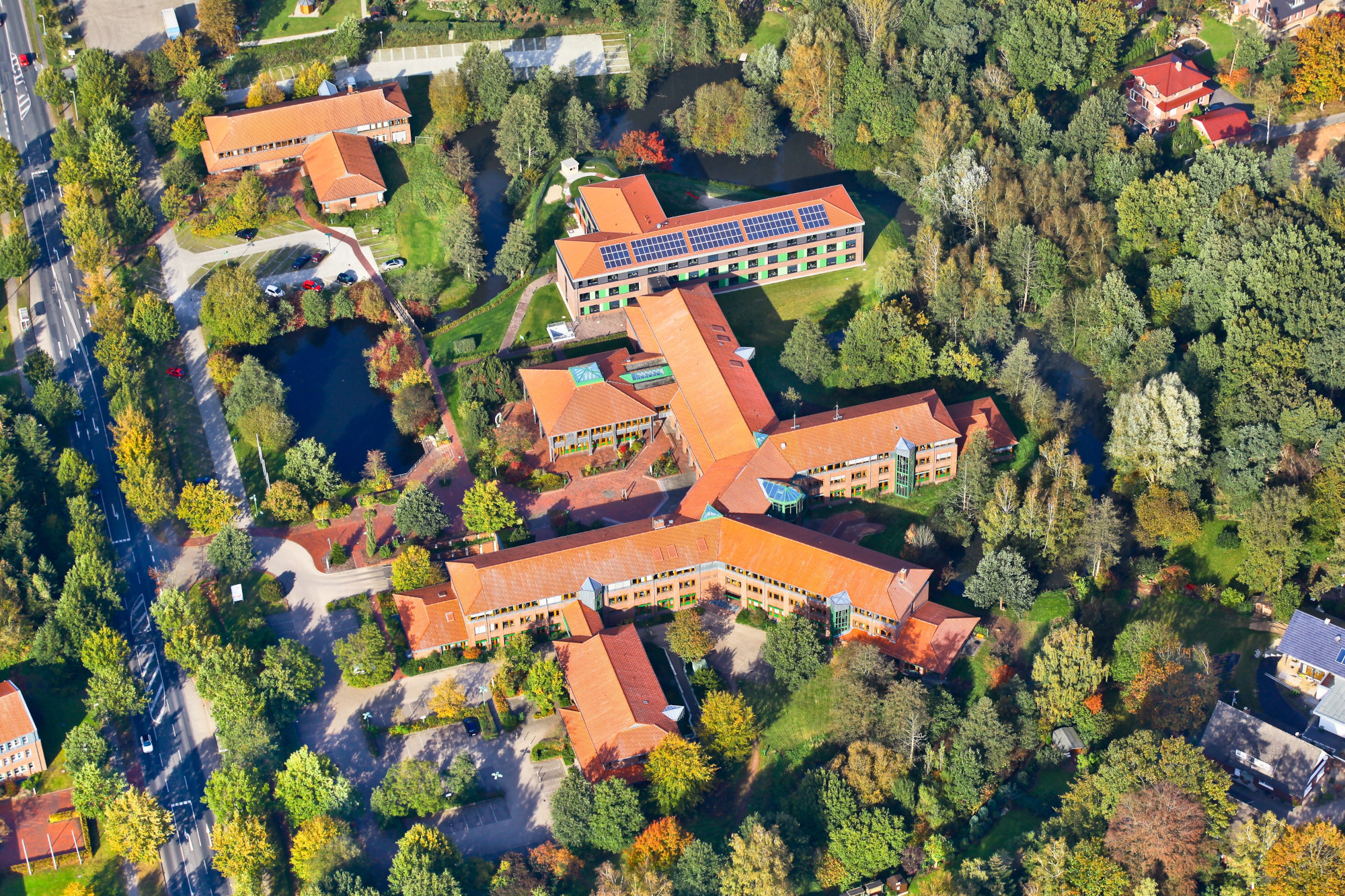 Das Kreishaus des Landkreises von oben mit Photovoltaik-Dachanlage (Foto: Landkreis Oldenburg).