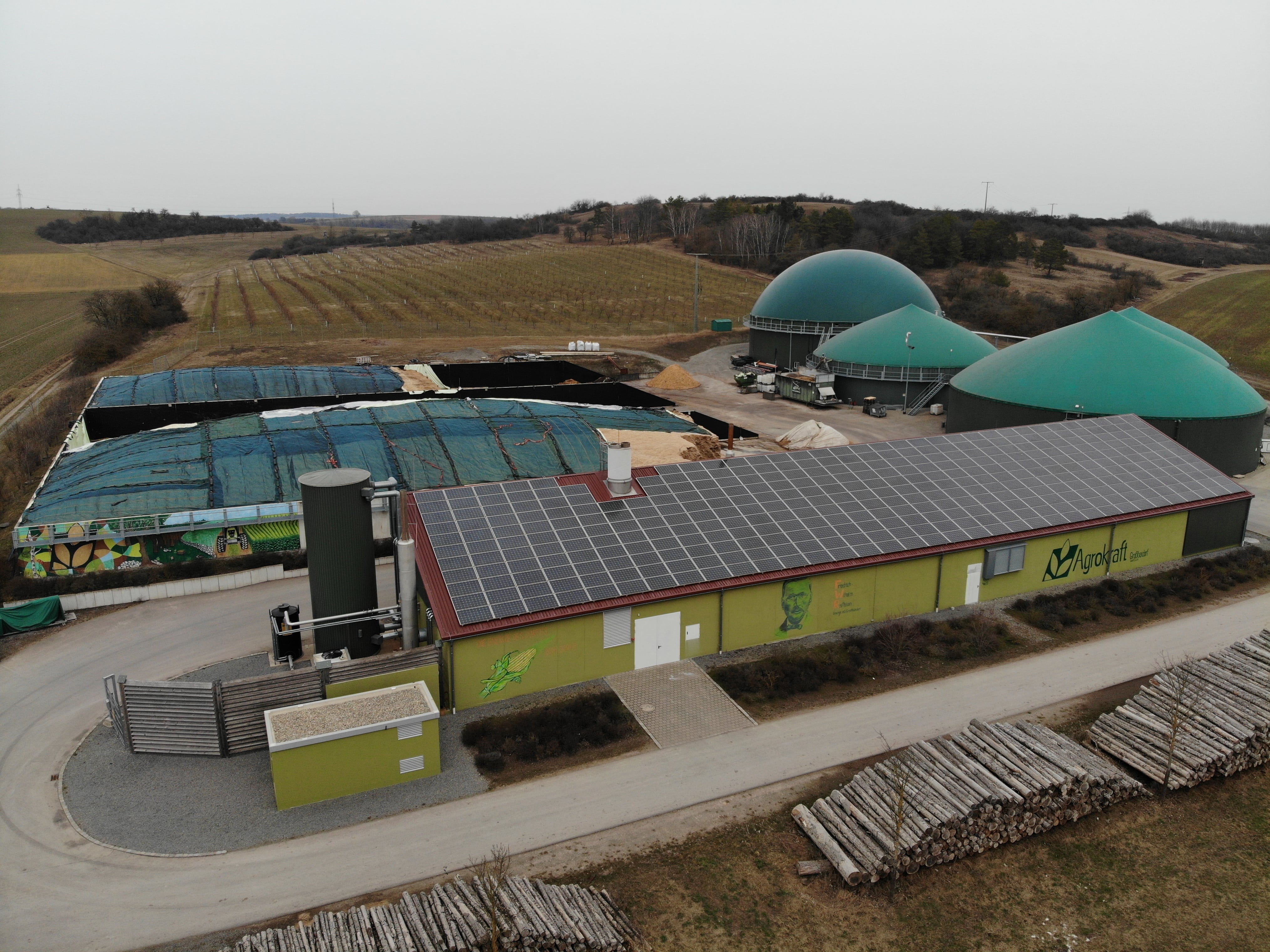 Großbardorfer Heizzentrale und Biogasanlage mit Haselnussplantage und Photovoltaik-Dachanlage (Foto: Reinhold Behr).