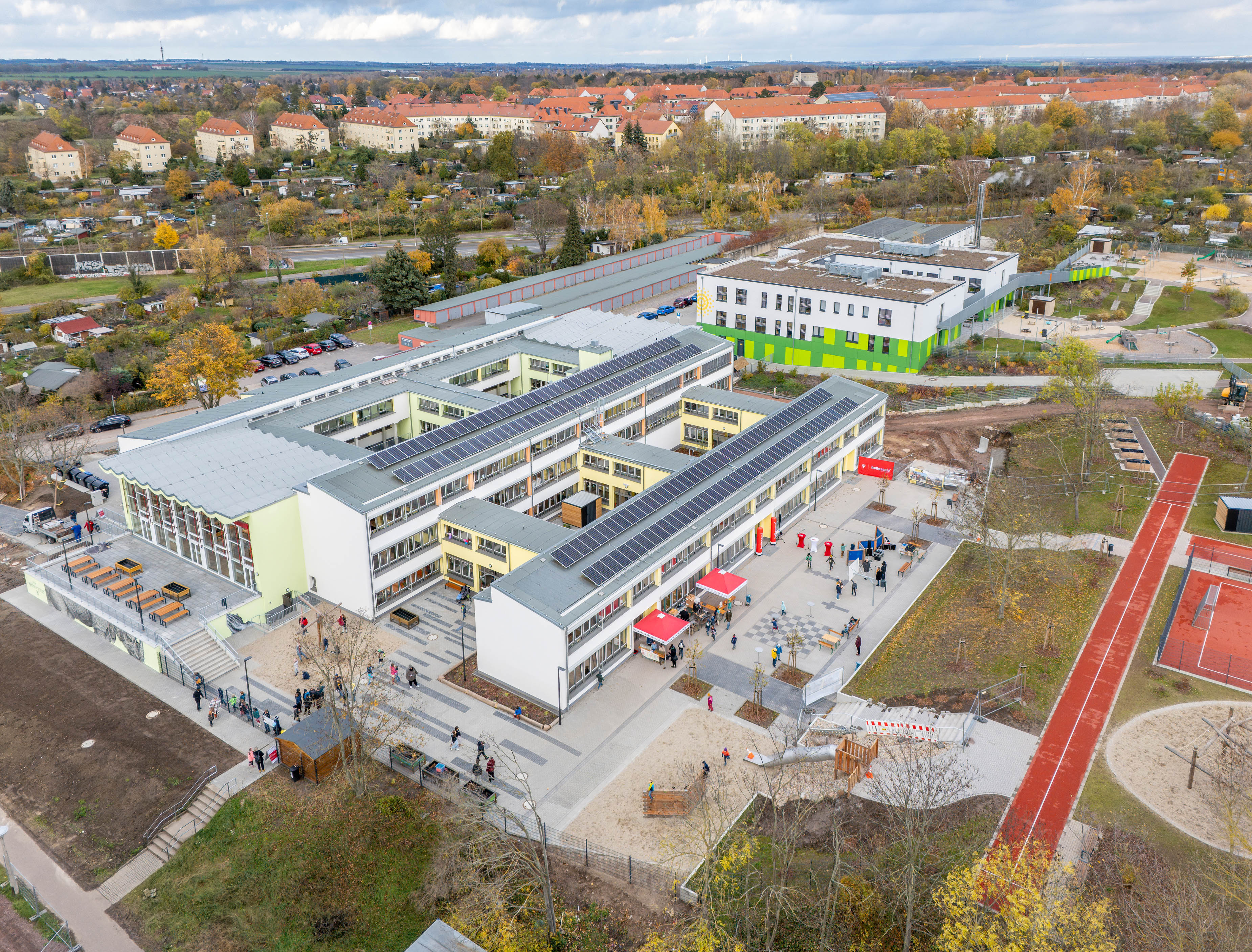 Albrecht-Dürer-Schule in Halle  (Saale) mit PV-Dachanlage (Foto: Stadt Halle (Saale)/ Pressestelle).